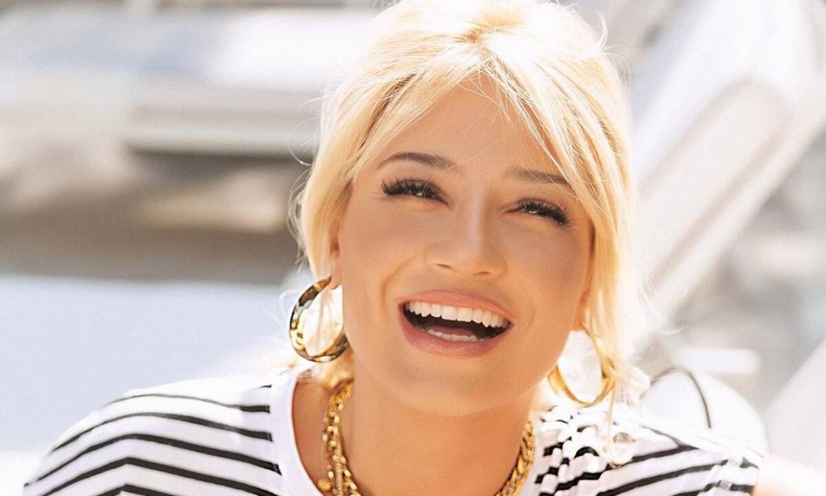 Φαίη Σκορδά: Ποζάρει άβαφη σε μια φωτογραφία αγκαλιά με τον γιο της