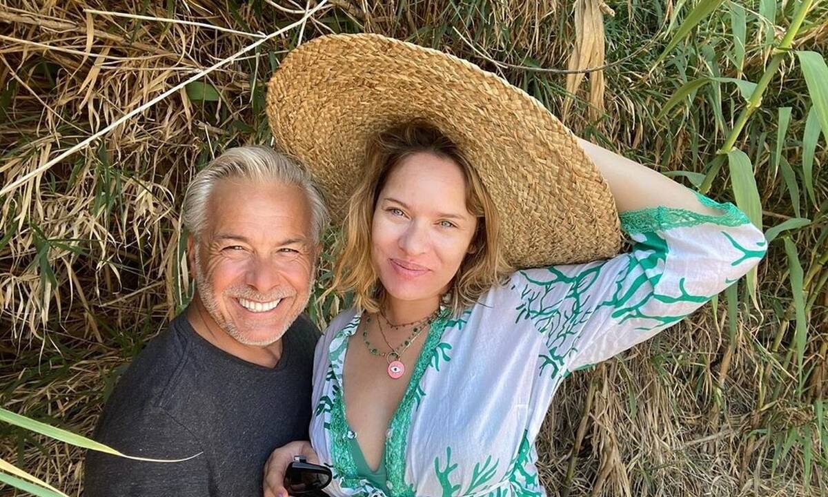 Χριστόπουλος-Μπραντ: Φωτό από τις πρώτες διακοπές με τον νεογέννητο γιο τους