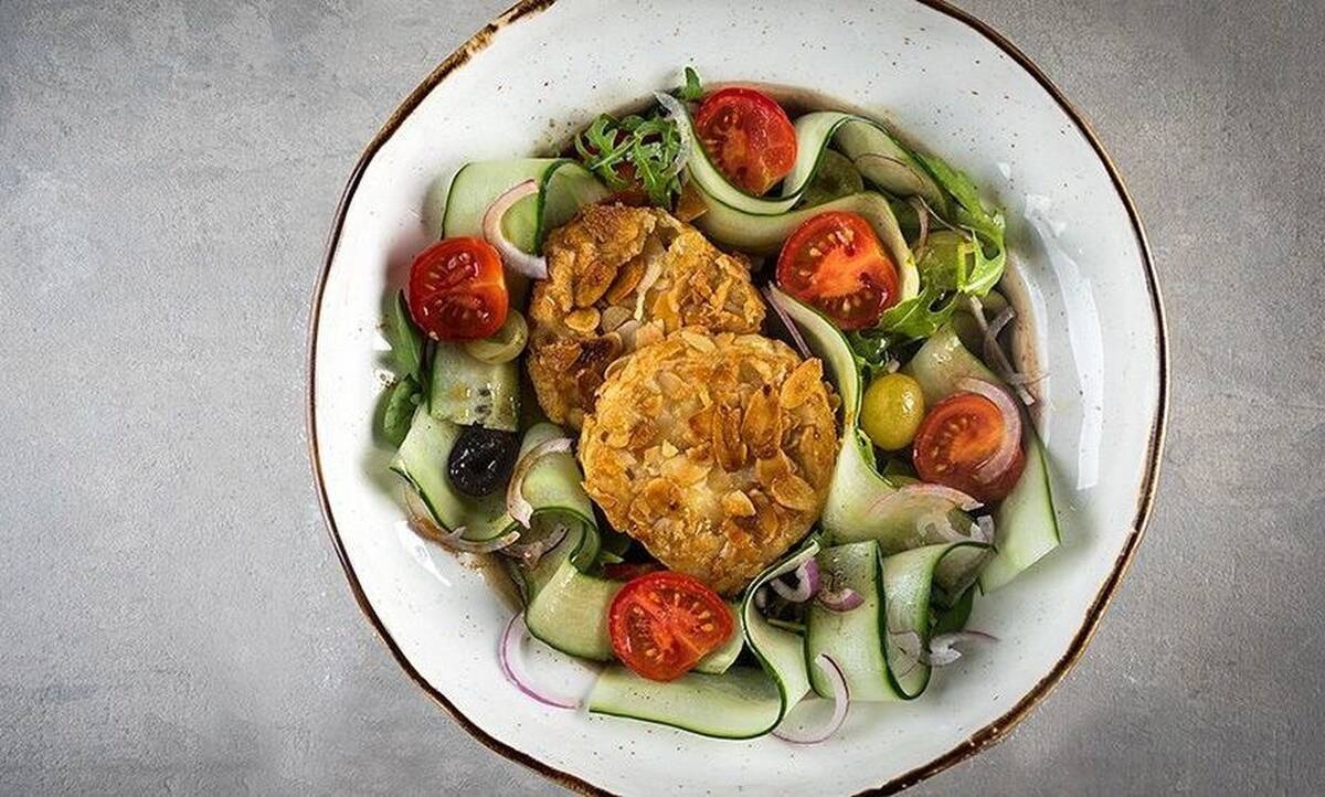 Σαλάτα με σταφύλια και κατσικίσιο τυρί πανέ από τον Πετρετζίκη