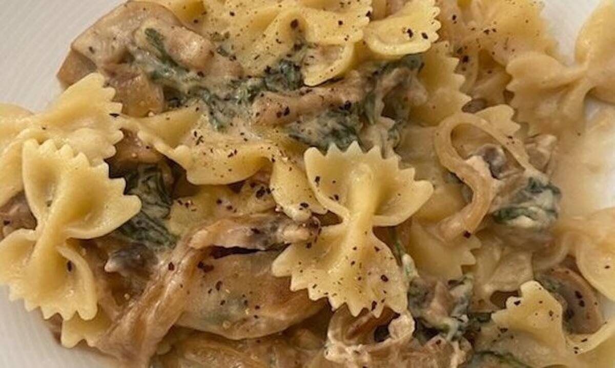 Συνταγή για φαρφάλες με σπανάκι, μανιτάρια & καραμελωμένα κρεμμύδια (Γράφει στο Queen η Majenco)