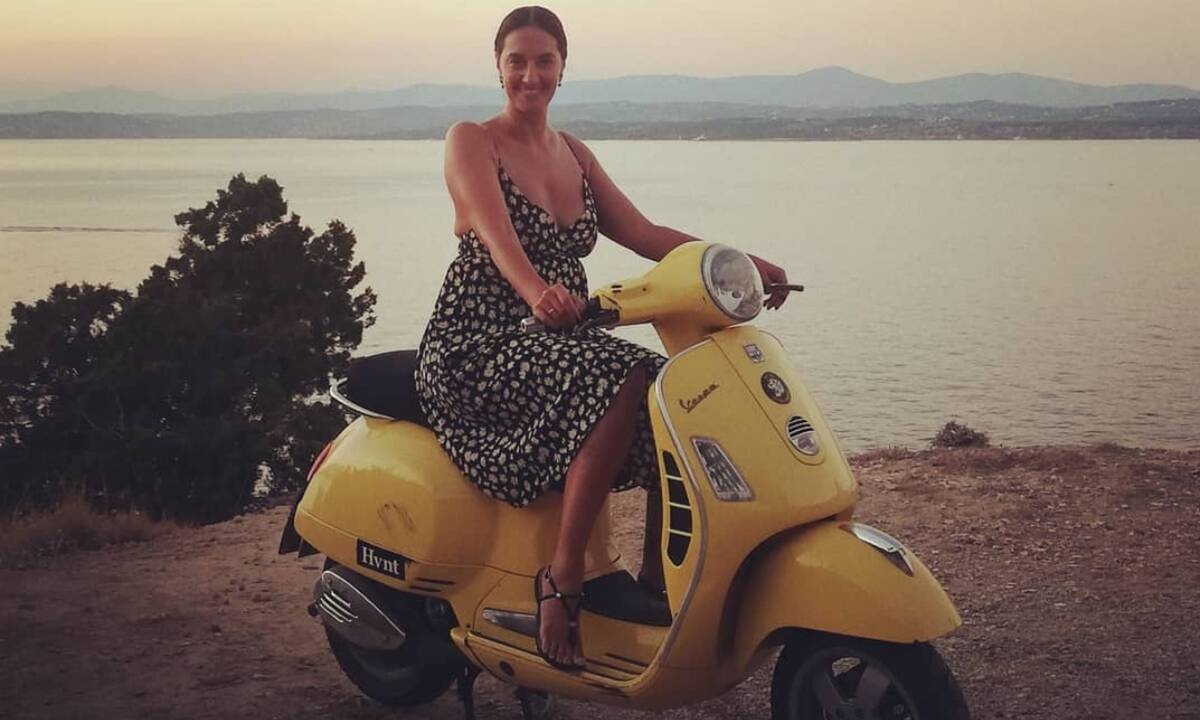 Νόνη Δούνια: Δείτε τι έκανε με την κόρη της στις Σπέτσες