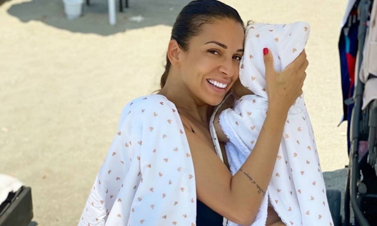 Σκέτη γλύκα η κόρη της Ελένης Χατζίδου - Δείτε τι κάνει στη μαμά της (vids)