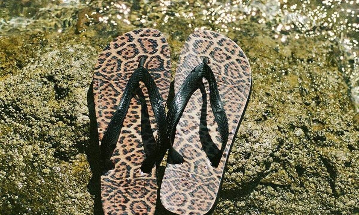 Ο οίκος Saint Laurent δημιούργησε το απόλυτο αξεσουάρ του καλοκαιριού