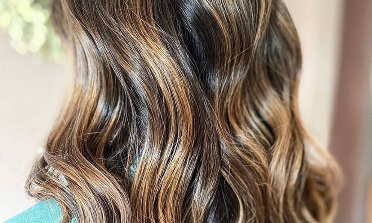 Θα βάψεις τα μαλλιά σου; Η hot τάση για τις καστανές 