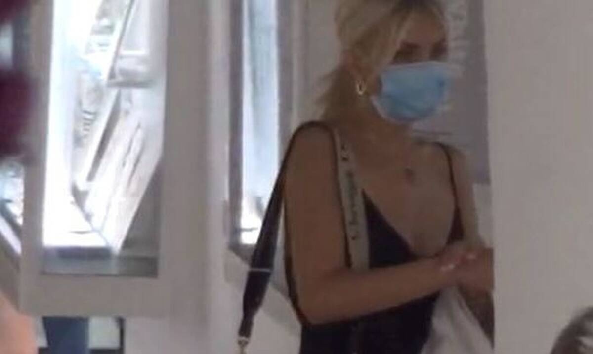 Κατερίνα Καινούργιου: Βόλτα με μάσκα στη Μύκονο (Video)