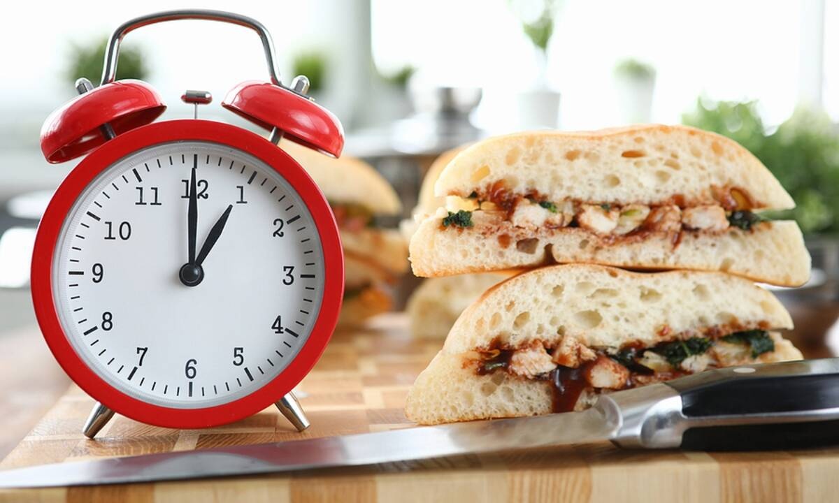 Κατανομή θερμίδων μέσα στη μέρα: Πότε παίρνετε παραπάνω θερμίδες