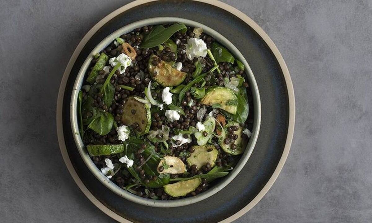 Πεντανόστιμη σαλάτα με μαύρες φακές από τον Πετρετζίκη! 