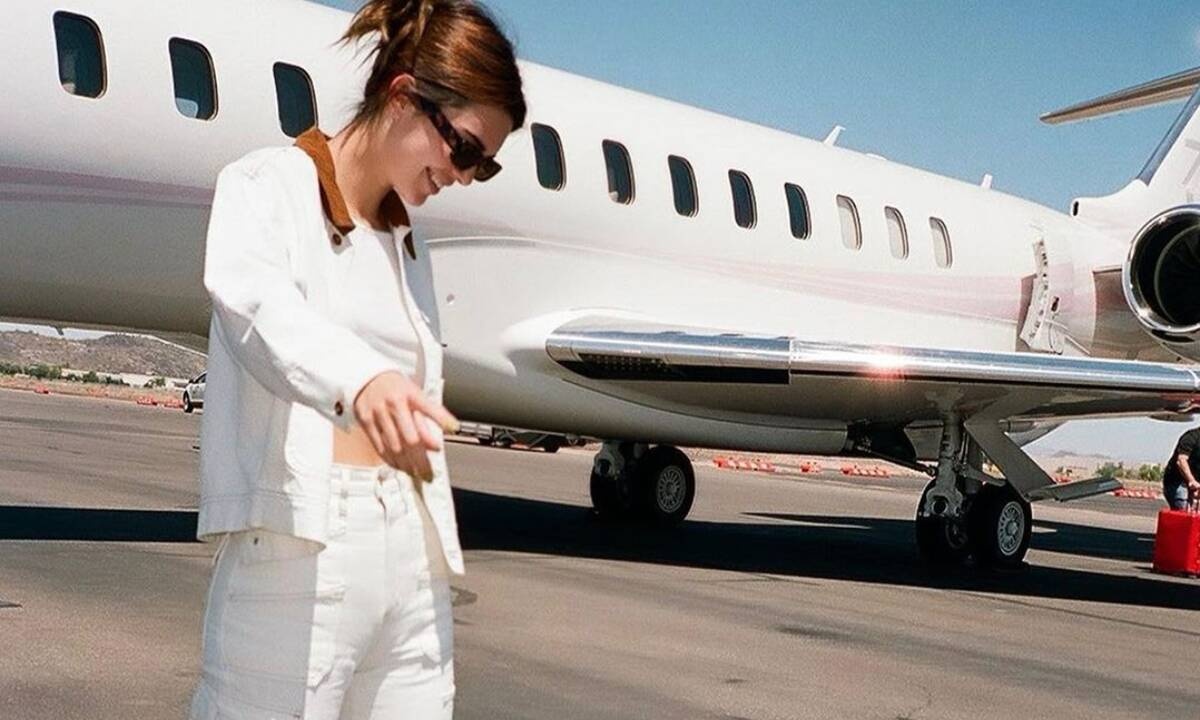 Λευκό παντελόνι: η τάση που αγαπούν όλες οι celebs