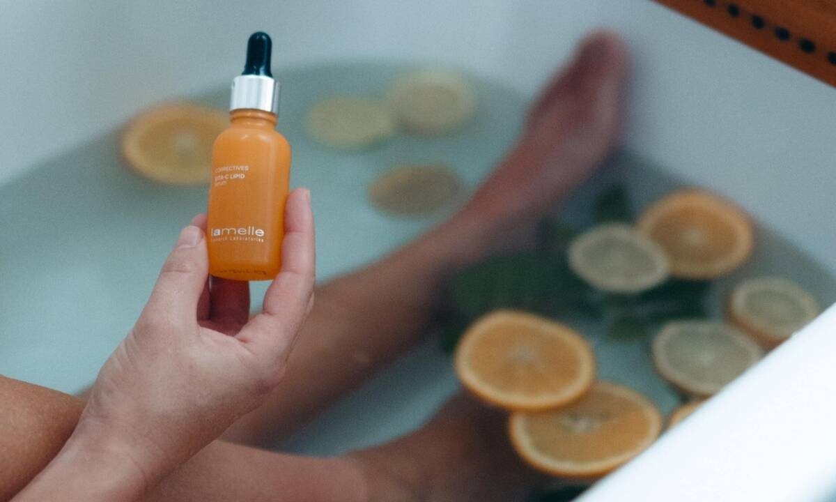 Γιατί η βιταμίνη C είναι ό,τι πολυτιμότερο για την ομορφιά σου μετά το καλοκαίρι