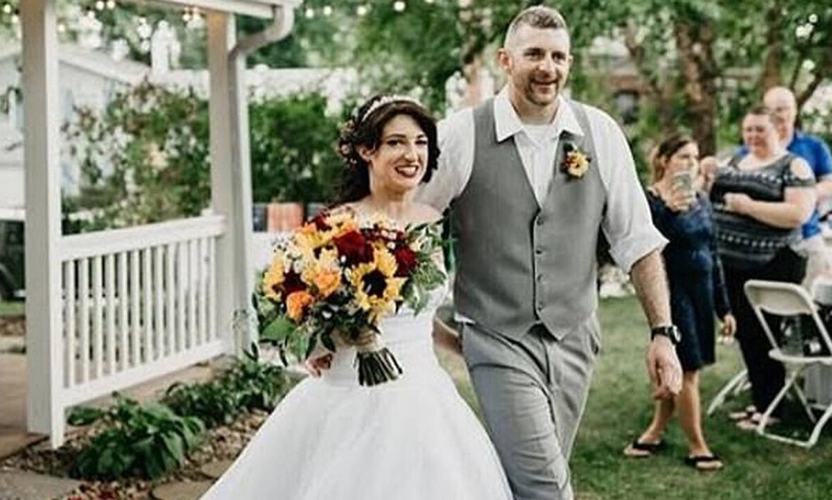 Απίστευτο: Δες τι φόρεσε στο γάμο της αδερφής της!