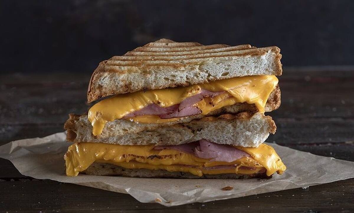 Τοστ με ζαμπόν και τυρί του Άκη Πετρετζίκη!