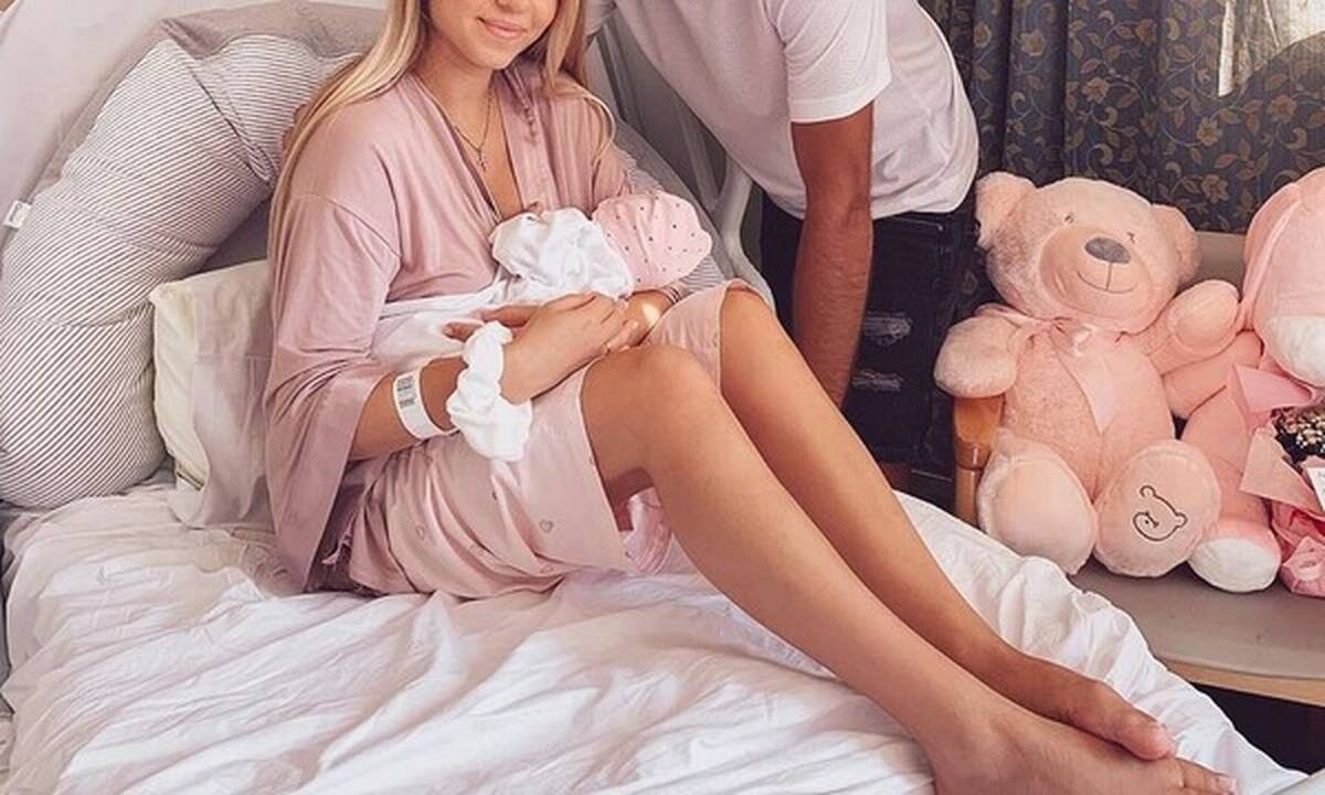 Baby boom: Έγιναν γονείς – Οι πρώτες φωτό από το μαιευτήριο 