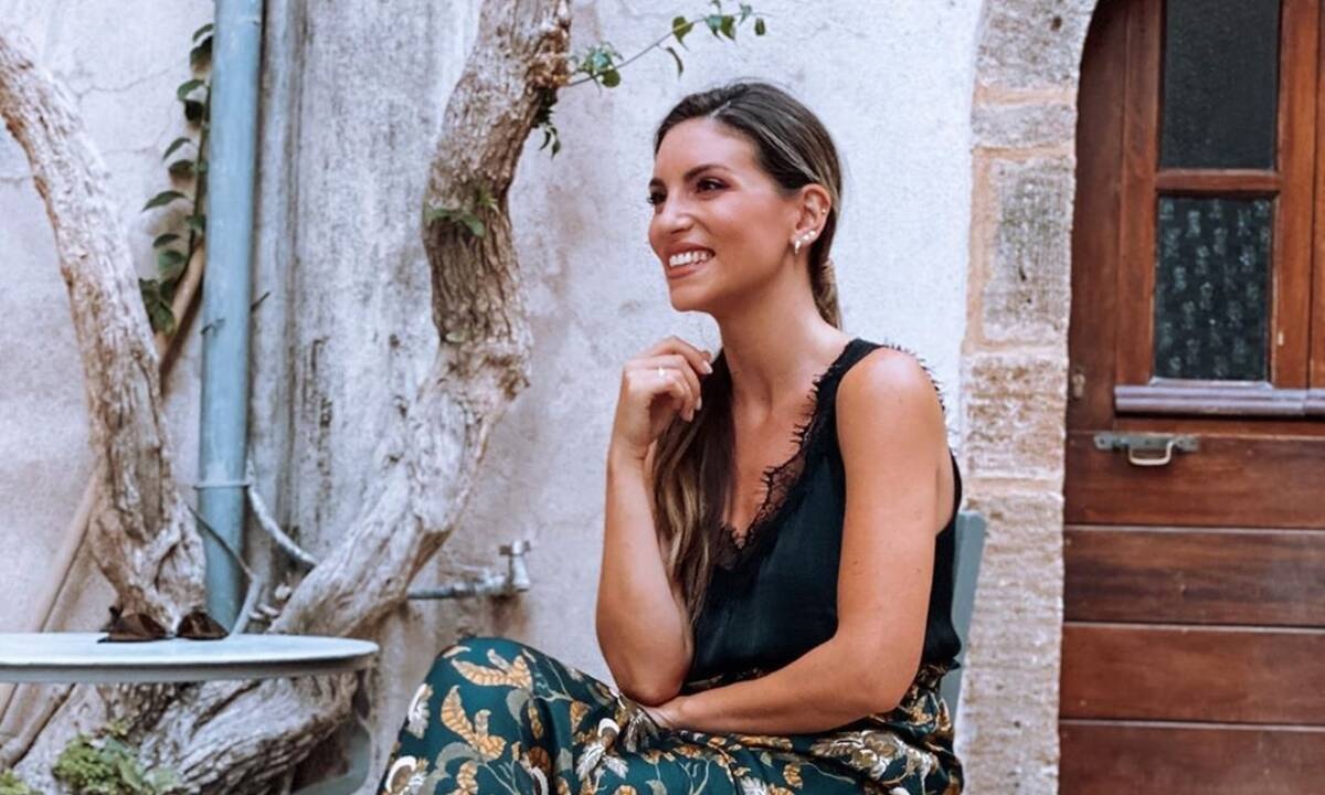 Η Αθηνά Οικονομάκου φόρεσε το loose παντελόνι που τις αδυνατίζει όλες