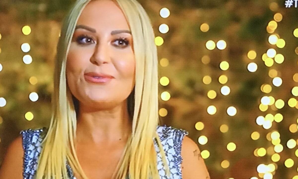 The Bachelor: 10 απίθανα tweets για την 38χρονη Έλενα Μπάση (photos)