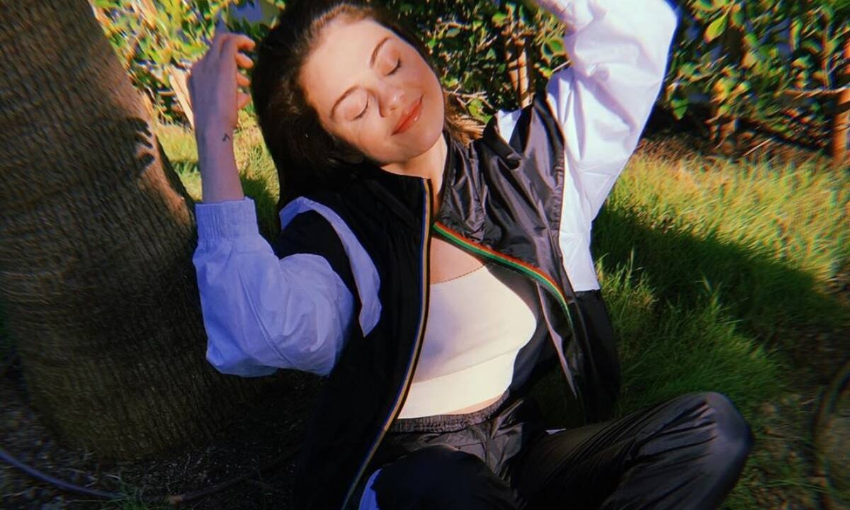 Selena Gomez: Ποζάρει με μαγιό και δείχνει την ουλή από τη μεταμόσχευση