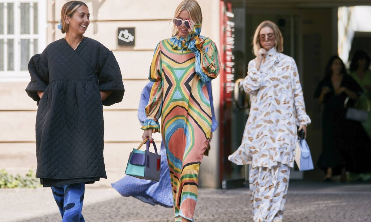 Οδηγός Αγοράς: Δέκα εμπριμέ φορέματα που προκαλούν «έκρηξη» χρωμάτων και στυλ