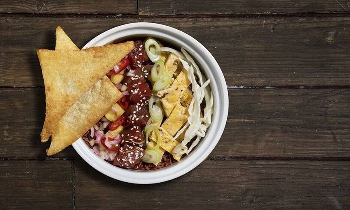 Poke bowl με φρέσκο τόνο από τον Άκη Πετρετζίκη