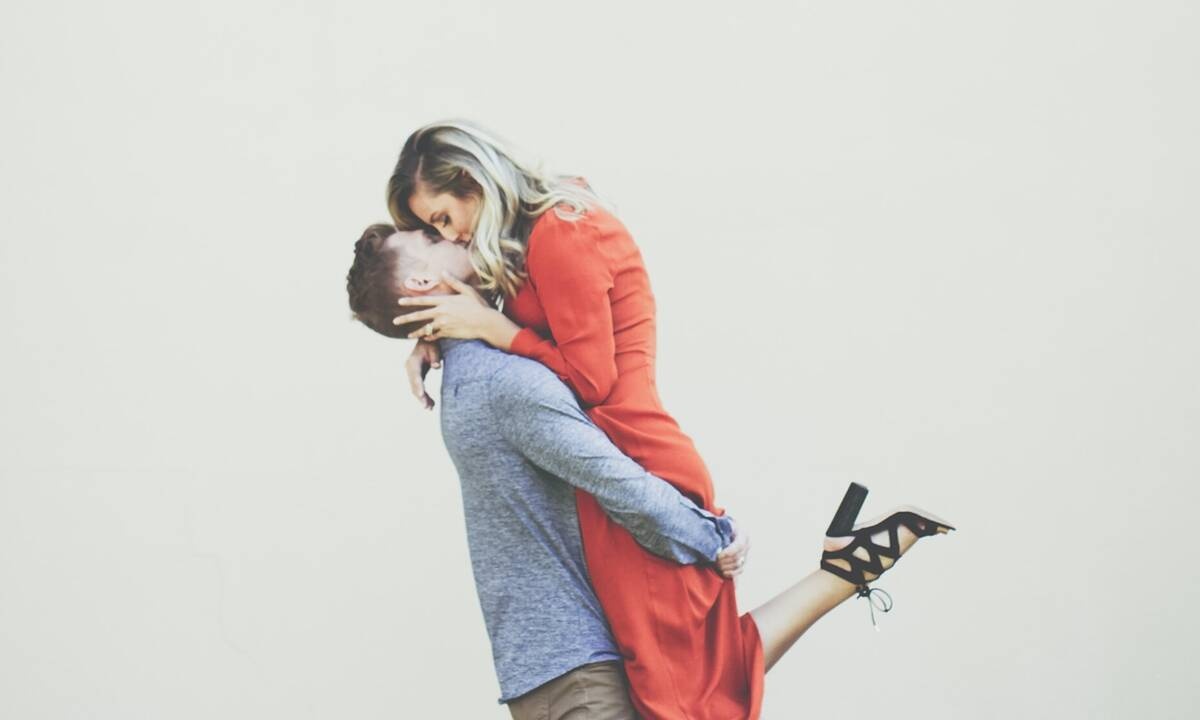 Έτσι Είναι οι Σχέσεις: Πώς θα καταλάβεις ότι το αγόρι σου... τα έχει με άλλη!