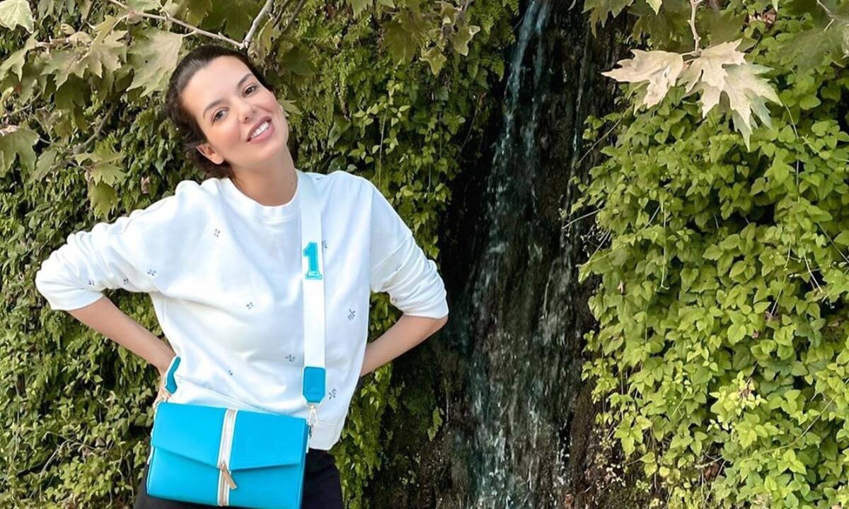 Η Νικολέττα Ράλλη σε χαλαρή βόλτα έχοντας στην αγκαλιά της την κόρη της