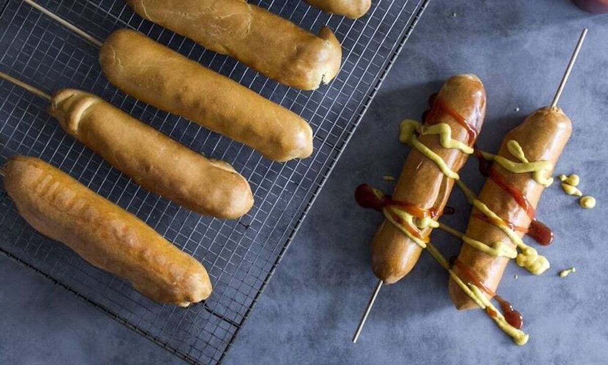 Corn dogs στον φούρνο από τον Άκη Πετρετζίκη! 