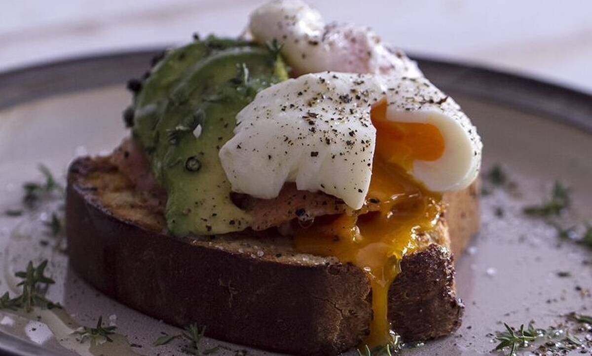 Αβγά ποσέ από τον Άκη Πετρετζίκη