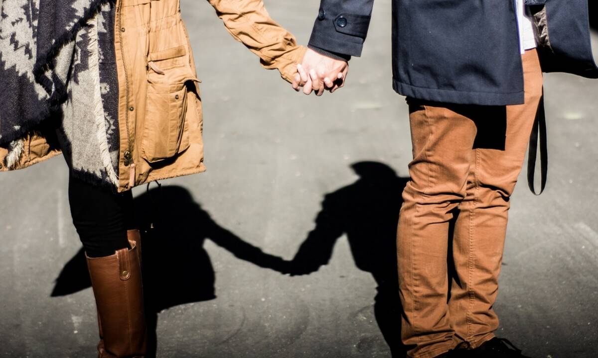 Η πολύ απλή άσκηση που υπόσχεται να βελτιώσει τη σχέση σου