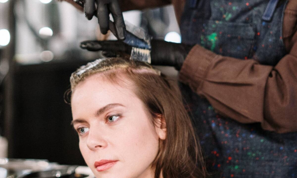 Έβαψες τα μαλλιά σου; Πόσο τελικά πρέπει να περιμένεις πριν τα λούσεις;