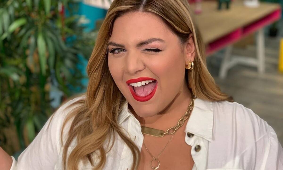 Η Δανάη Μπάρκα φόρεσε με τον πιο νεανικό τρόπο την απόχρωση του winter white