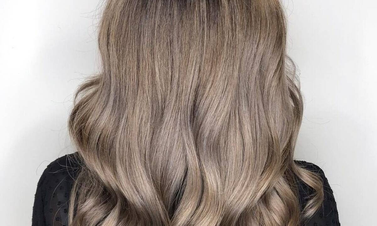 Το mushroom blonde είναι το απόλυτο χρώμα μαλλιών του φετινού χειμώνα