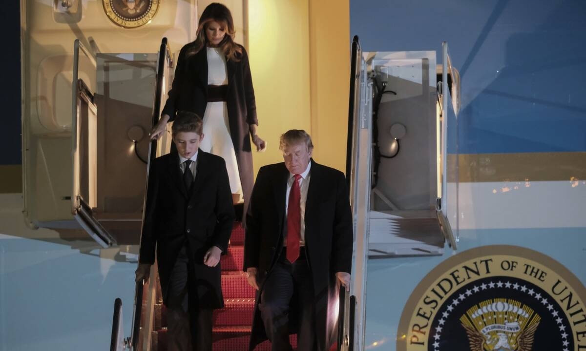 Κορονοϊός - Αποκάλυψη από Μελάνια Τραμπ: Θετικός στον ιό διαγνώστηκε ο γιος της Μπάρον