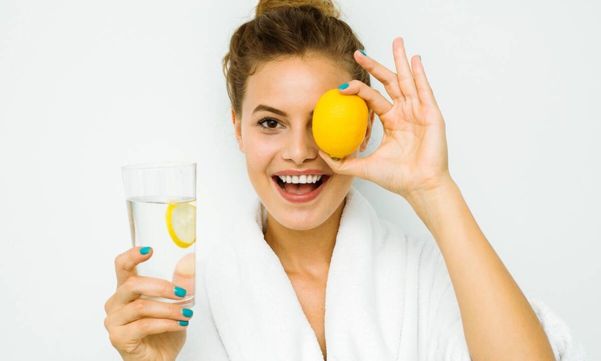 Νερό με λεμόνι: Τα 4 σημαντικά οφέλη του για το δέρμα (pics)