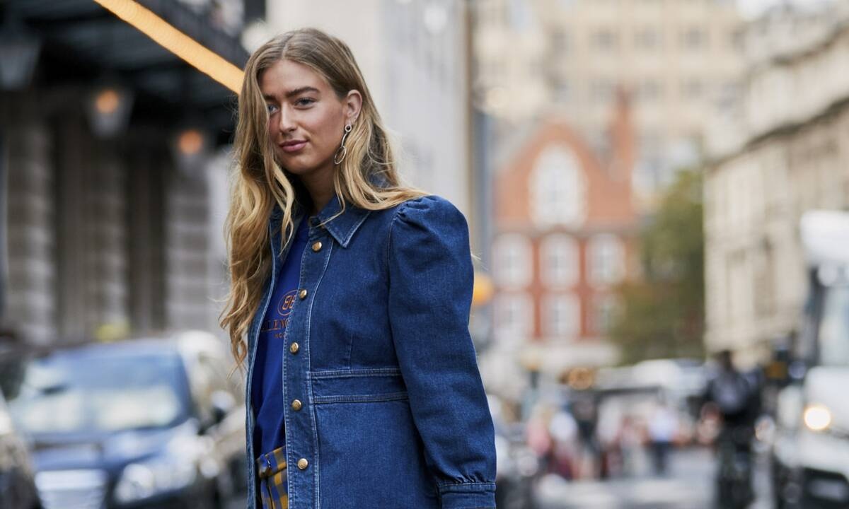 4 διαφορετικά looks με denim jacket για να φορέσεις το ΣΚ (video)