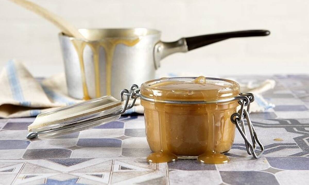 Vegan σάλτσα καραμέλας με 3 υλικά από τον Άκη Πετρετζίκη