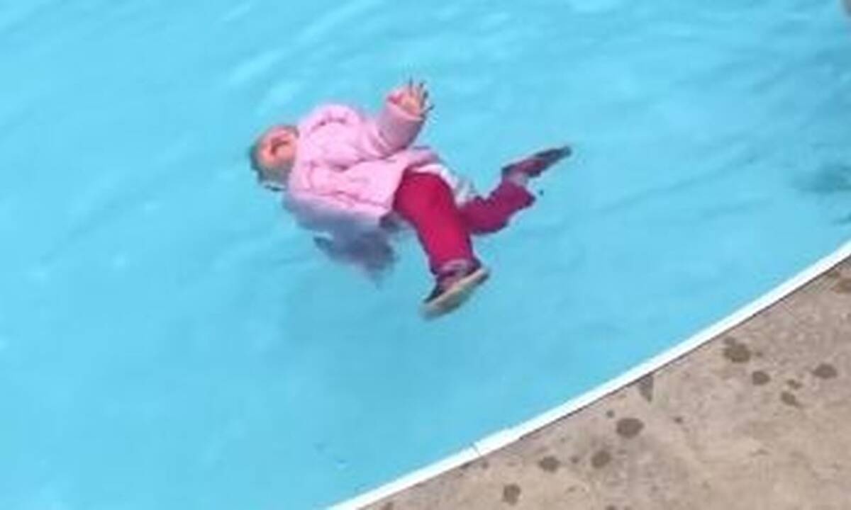 Δασκάλα πέταξε μωρό στο νερό με τα ρούχα!