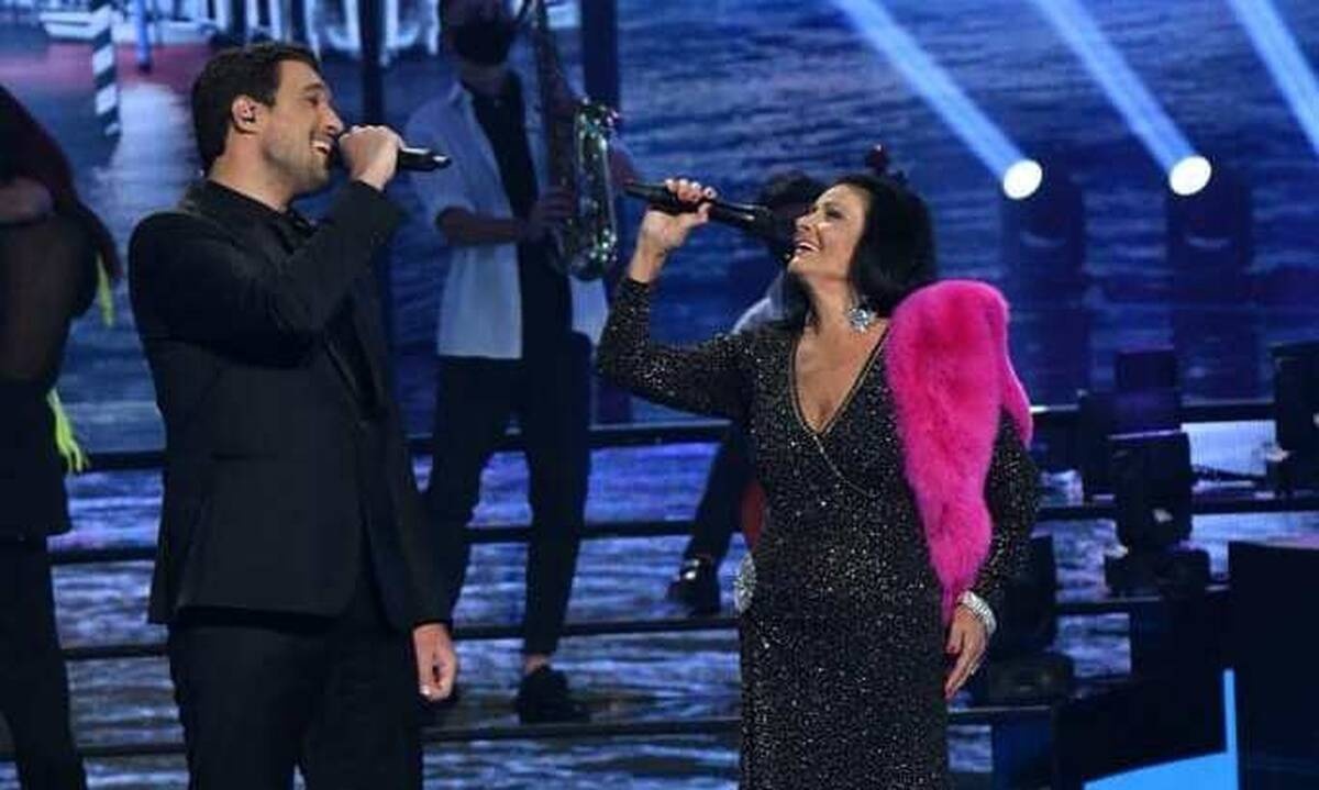 J2US: Σαπουντζάκη-Αθητάκης: Βγήκε η Ζωζώ στη σκηνή και το Twitter παραληρεί!