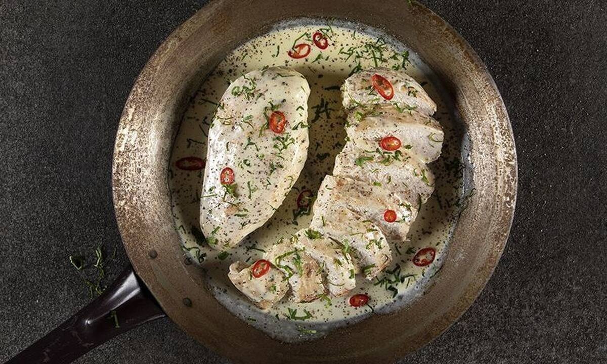 Κοτόπουλο αλά κρεμ με 4 υλικά από τον Άκη Πετρετζίκη