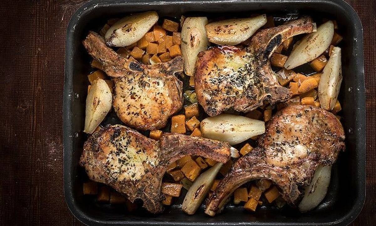 Χοιρινές μπριζόλες με γλυκοπατάτες και αχλάδια από τον Άκη!