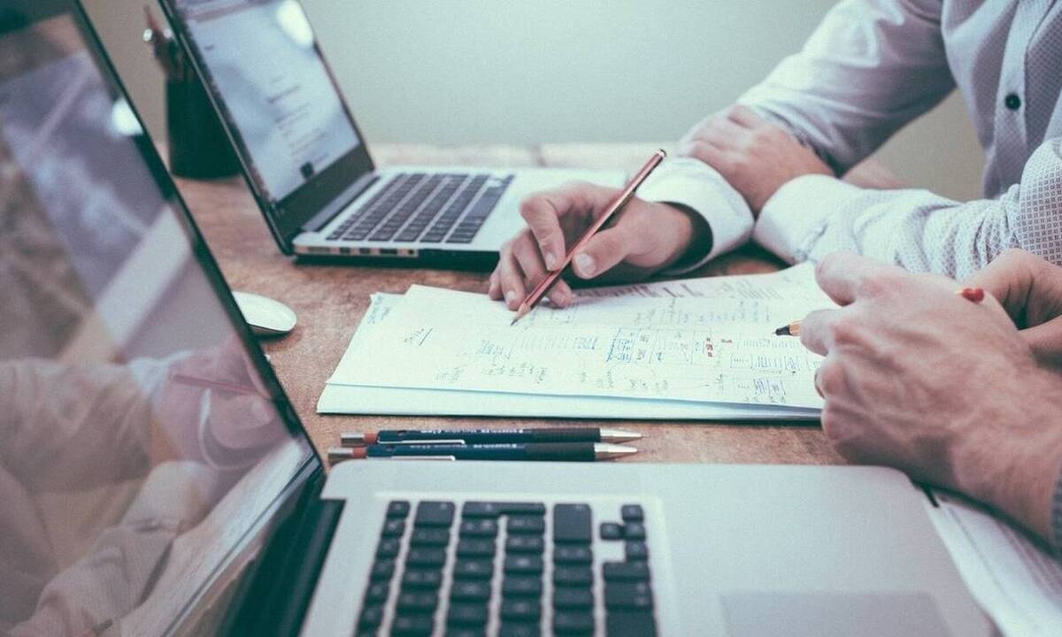 Αλλαγές στα εργασιακά: Πώς θα αμείβονται οι υπερωρίες - On-line παρακολούθηση και νέες αργίες