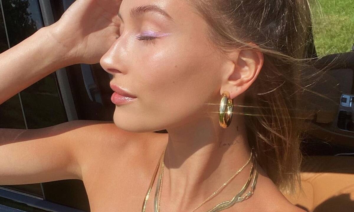 Κάντο όπως η Hailey Bieber: Δες τα πιο ωραία χρυσά κοσμήματα