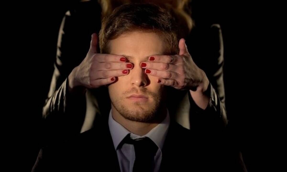 Τα 4 ζώδια που θέλουν το ταίρι τους να τους ελέγχει!