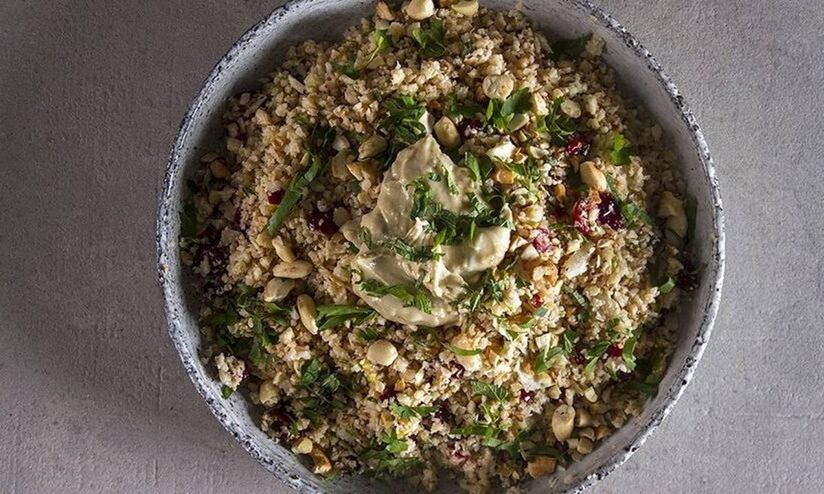 Πεντανόστιμη σαλάτα με κουνουπίδι και cranberries από τον Πετρετζίκη