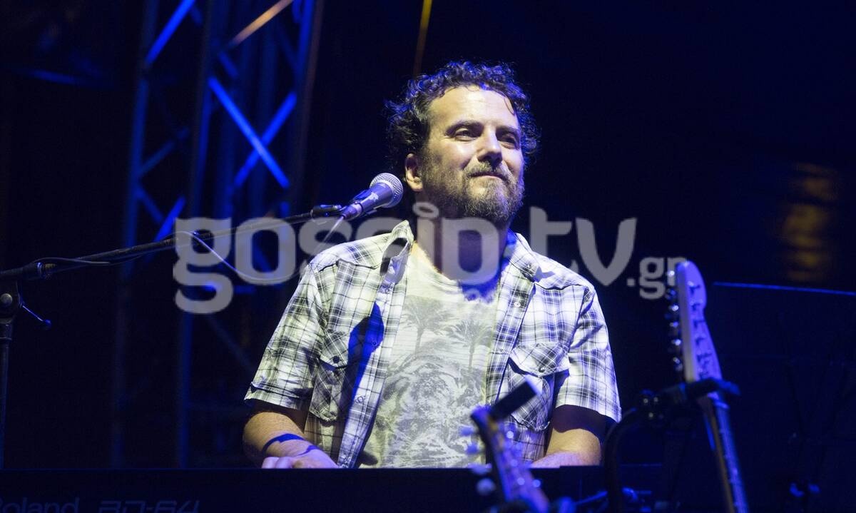 Στάθης Δρογώσης: Τραγουδάει για τους "Μπαμπάδες μονάχους" και συγκινεί!