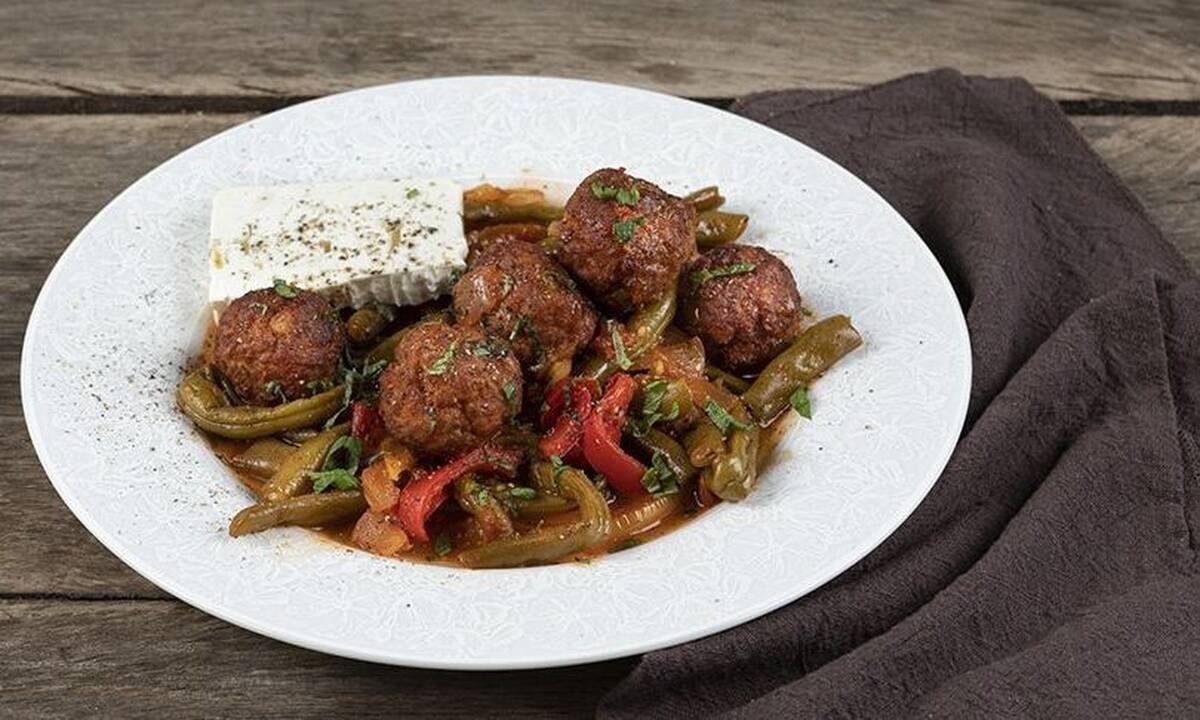 Πεντανόστιμα χοιρινά κεφτεδάκια με φασολάκια από τον Πετρετζίκη
