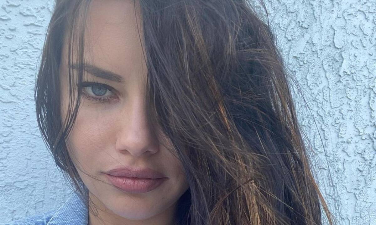 Adriana Lima: Η διάσημη μαμά αποκαλύπτει το μυστικό της για λαμπερά μαλλιά