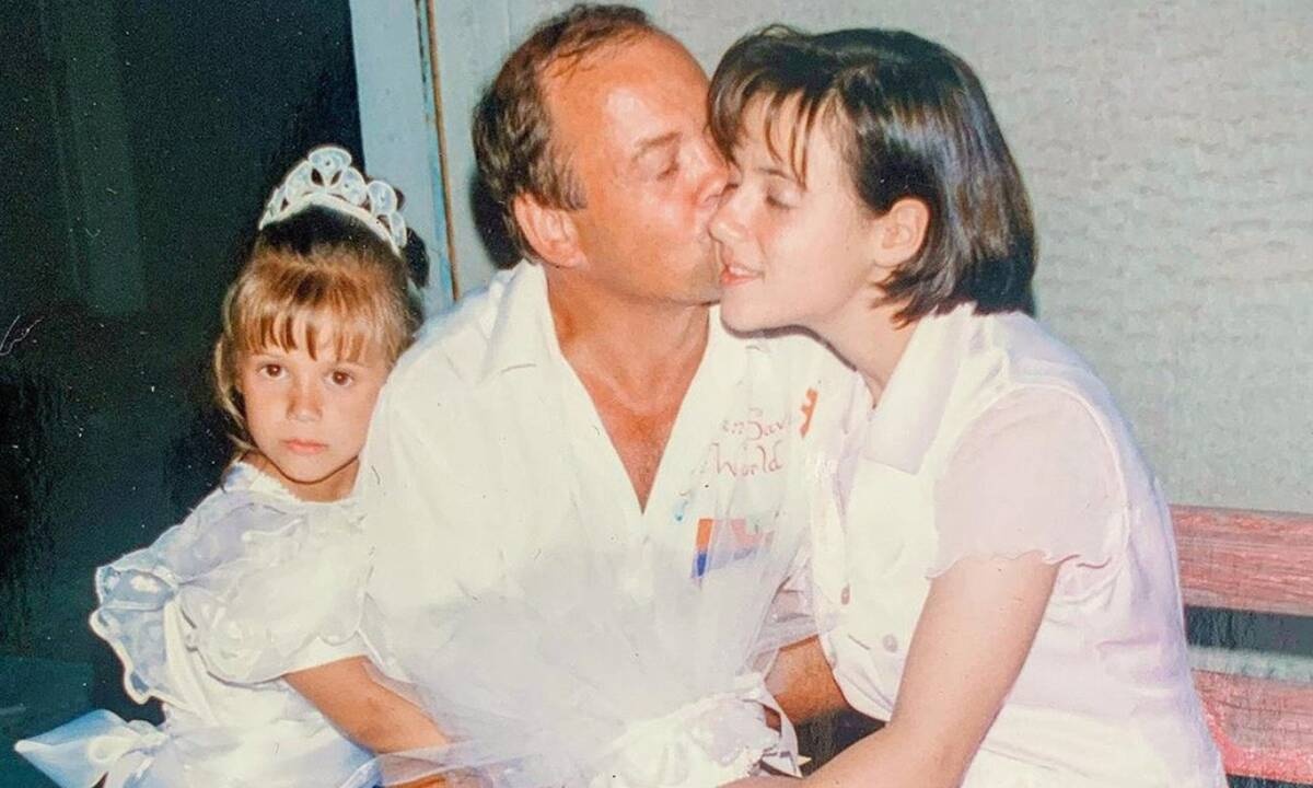 Μάντεψε ποια διάσημη παρουσιάστρια βρίσκεται στη φωτογραφία