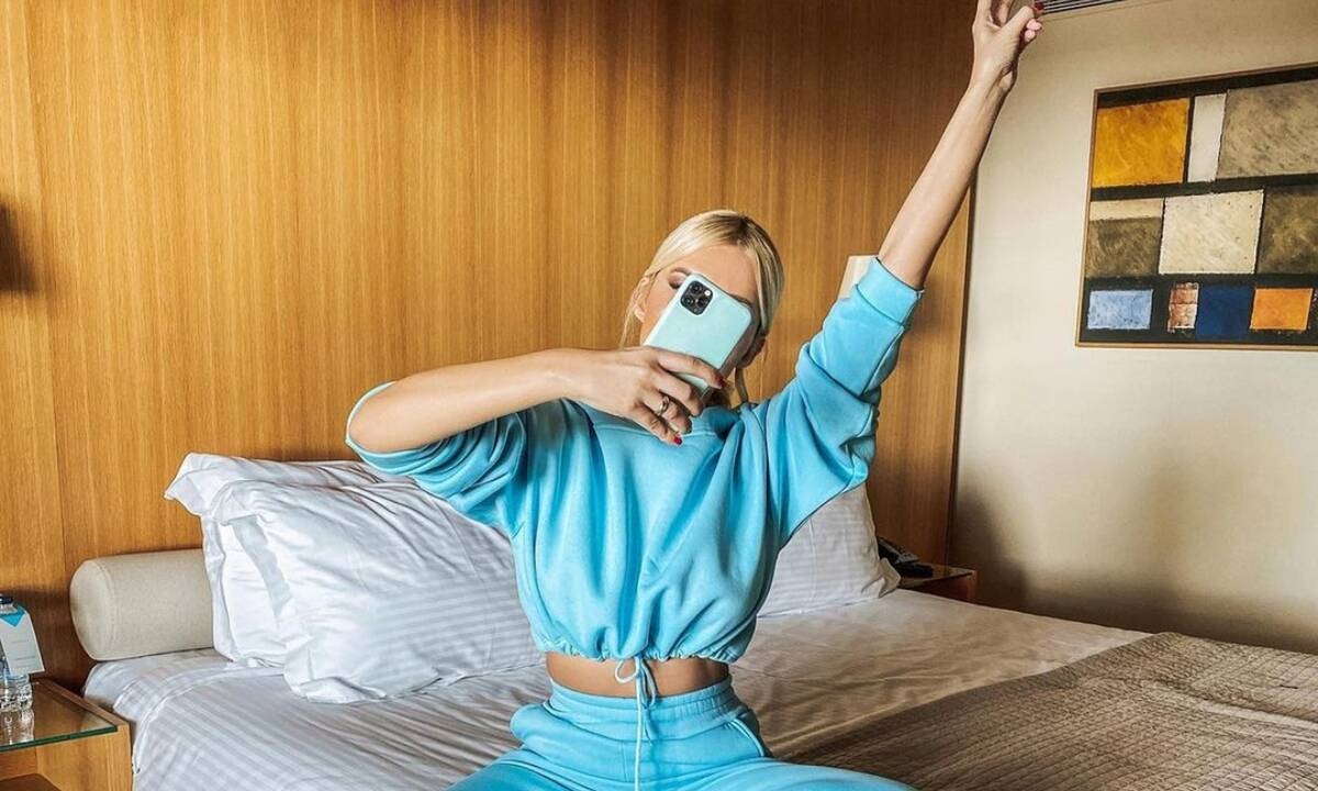 Βρήκαμε τι φορούν οι Ελληνίδες celebrities όσο βρίσκονται μέσα στο σπίτι