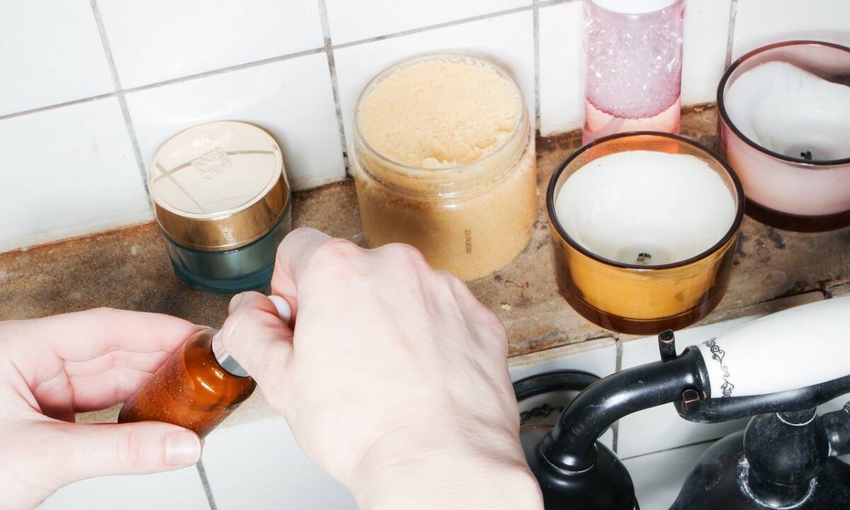 Μπορώ να κολλήσω κορονοϊό από τα καλλυντικά μου;