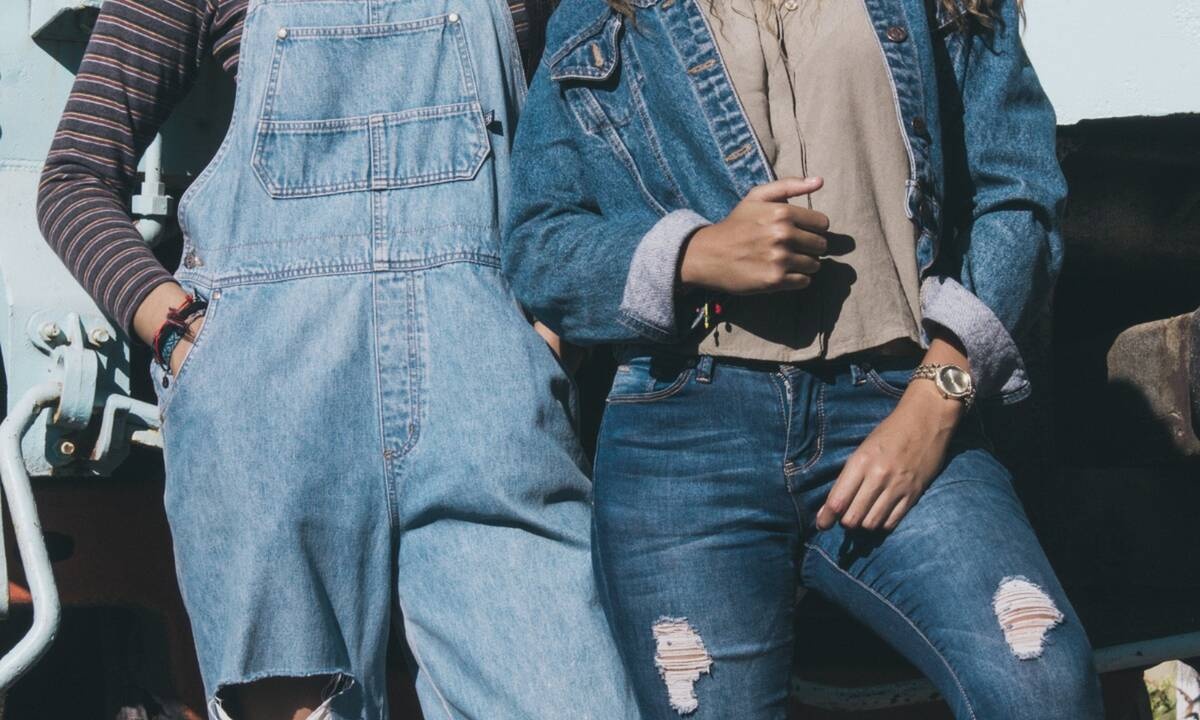 DIY: Πώς θα κάνεις μόνη σου σωστά σκισίματα στα jeans