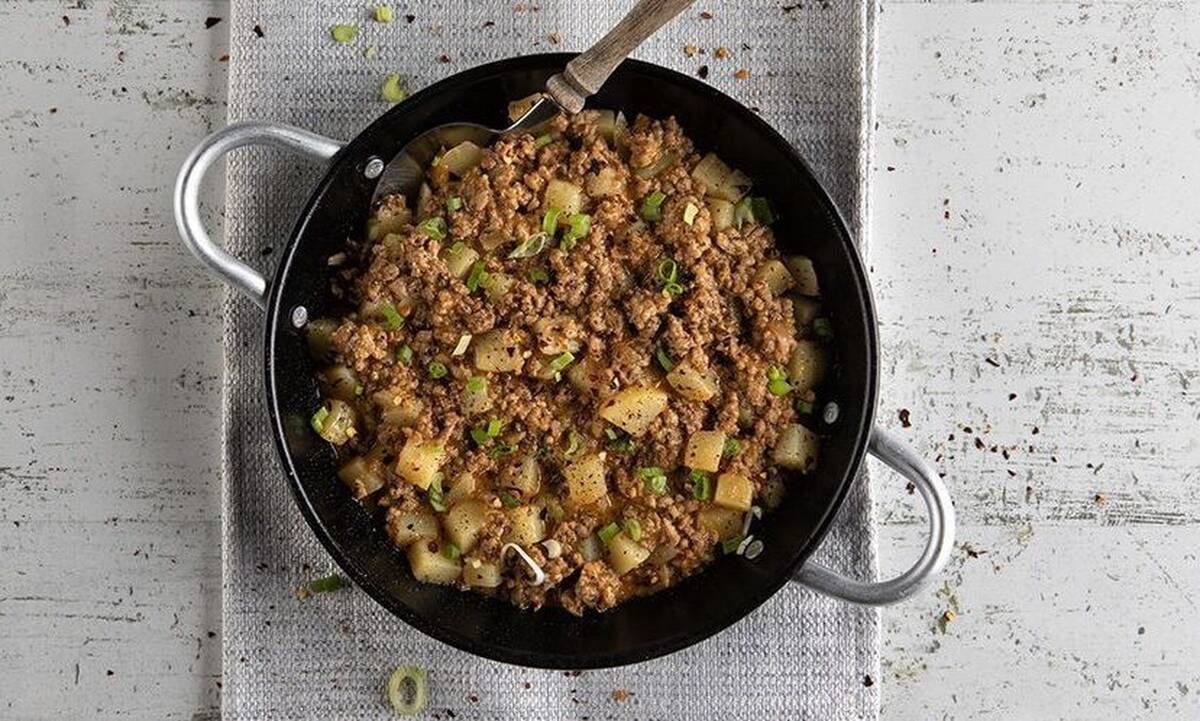 Λαχταριστές πατάτες με κιμά στο τηγάνι από τον Άκη Πετρετζίκη