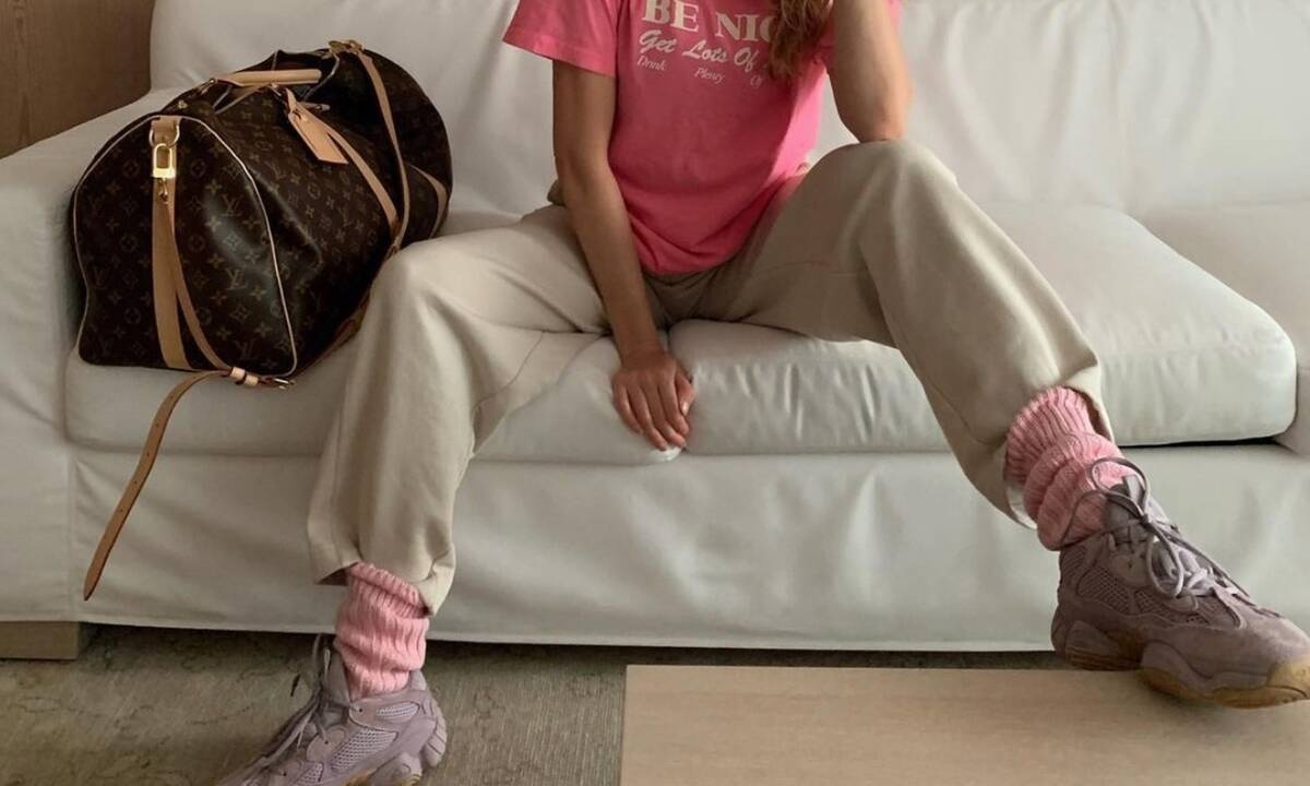 6 άνετες φόρμες που θα κάνουν τη ζωή στην καραντίνα πολύ πιο εύκολη